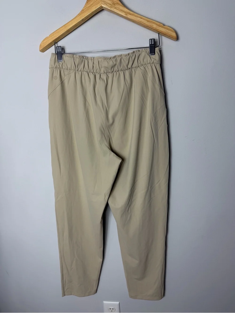 Lululemon Womens Keep Moving Pants 7/8 Trench Tan Size 8 *489